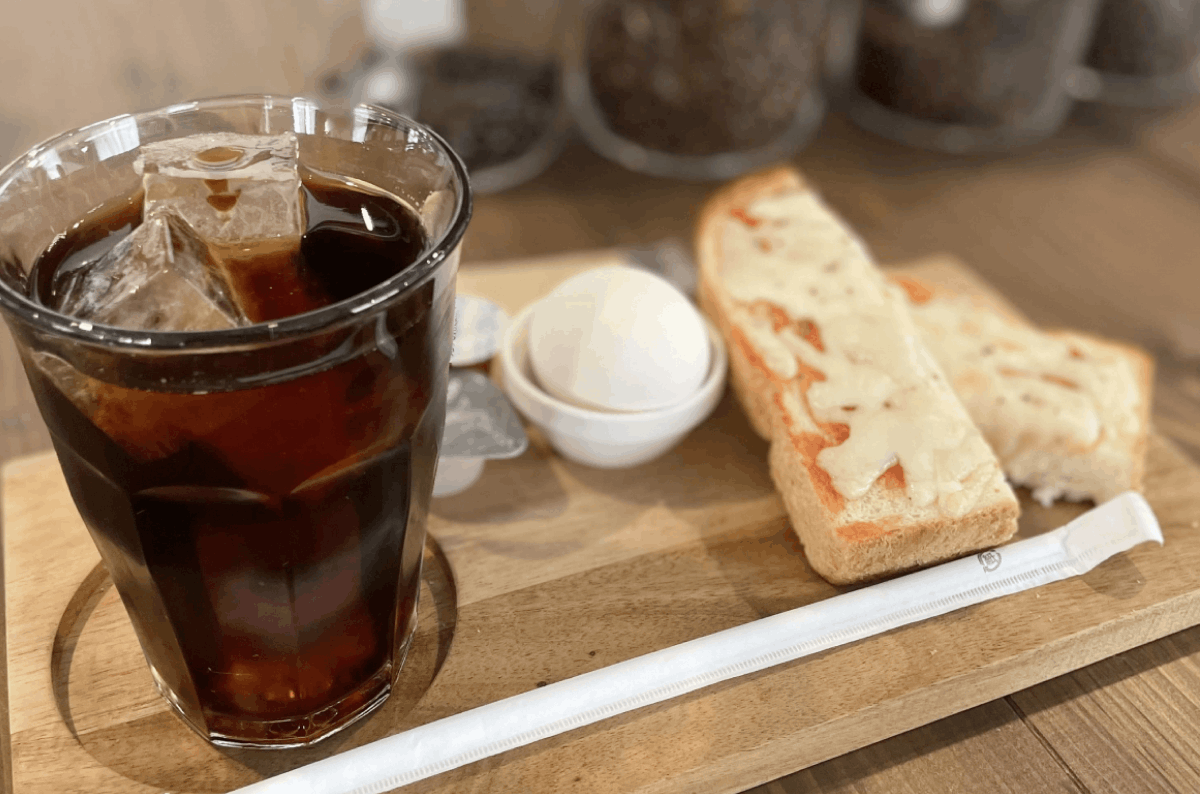 モーニングの食事風景